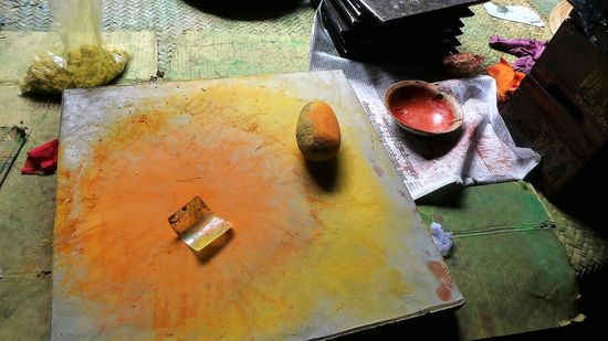 die Farbe wird aus Naturmaterial hergestellt.