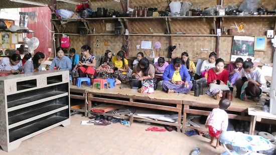 dann wird in das Gefäß das Muster oder die Figuren eingeritzt, jede Farbschicht für sich, danach versiegelt und die nächste Farbe eingeritzt.
Man kann feststellen, ob es ein Original ist, statt einem aufgedruckten Muster, indem man mit dem Finger darüber fährt und die kleinen Einkerbungen fühlt.
Natürlich habe ich 2 kleine Gefäße gekauft! 