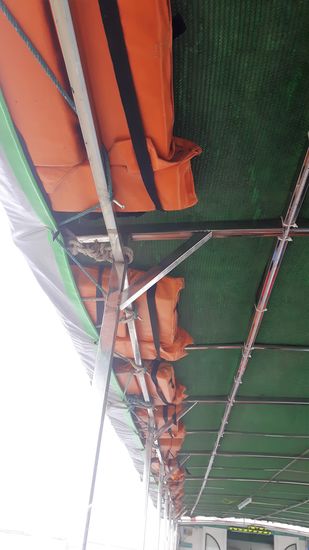 zumindest sind Schwimmwesten an Bord