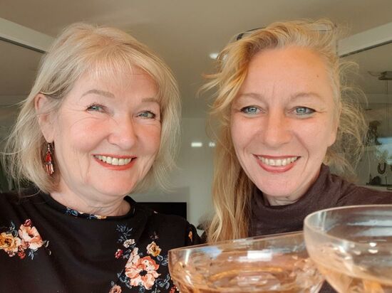 Weiberreiseduo Maritta und Ines in Sektlaune !