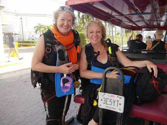 Zum Strand, wo die Boote liegen geht es in voller Montur mit diesen kleinen Tauchervehikeln, die in ganz PdC unterwegs sind.