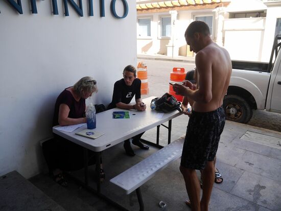 Das Logbuch muss auch noch geschrieben werden. Gerne neben der Tauchschule im Schatten.