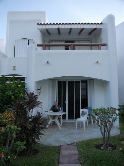 Die Eine abends auf der Terrasse die Andere im Pool ...