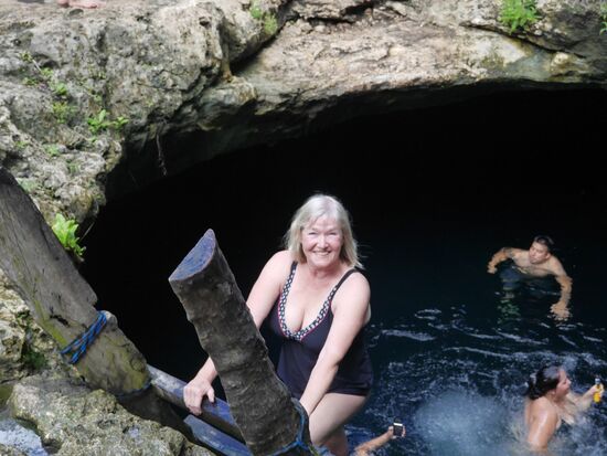 Das Busenwunder entsteigt dem Bade ...