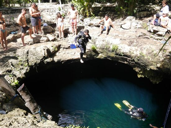 Tauchen kann man in dieser Cenote auch. Die Taucherin hat ihre Ausrüstung von oben hinunter geworfen und im Wasser angelegt (hätten wir auch so gemacht) die Männer sind samt Ausrüstung gesprungen!