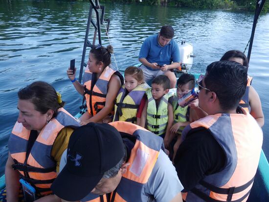 Schwimmwesten? Brrrrrr! Wir sind irgendwie drum herum gekommen und haben stattdessen die Füße über die Bordwand ins Wasser gehalten.