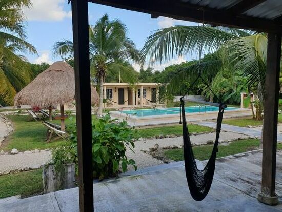 Eine weitere Nacht in einer weiteren Unterkunft. Diesmal Hängematte und Pool statt Zimmerwächter in Hundegestalt.