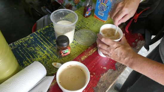 An einen vernünftigen Kaffee zu kommen erweist sich oft als die schwierigste Aufgabe des Tages. Dies hier ist eine gute Variante: es gibt einen Becher heißes Wasser, Instant-Kaffee und ebensolche Mich, dann heißt es selbermachen!