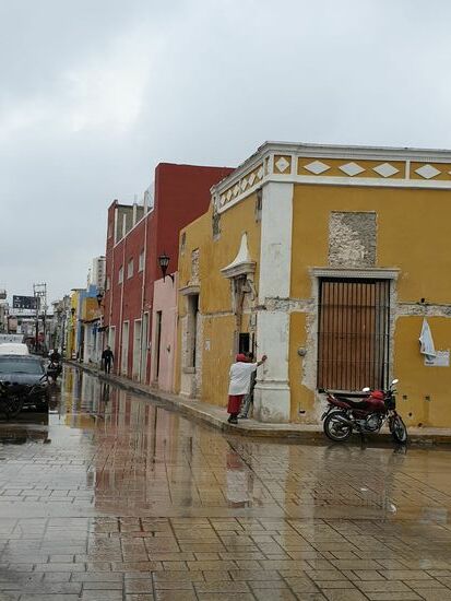 Wie kann es anders sein: auch Campeche empfängt uns mit Regen!
