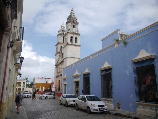 Immer wieder ein Anziehungspunk ist: der große Marktplatz mit der Kirche. Ganz ähnlich aufgebaut wie in den anderen Kolionalstädten, die wir gesehen haben: Valladolid und Merida ...