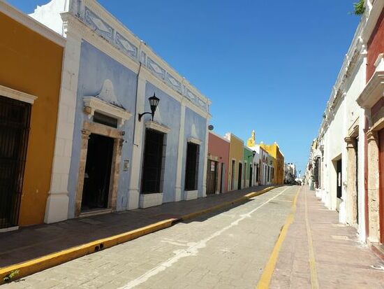 Keine Museumsstadt. Abends ist es wieder voll auf den Straßen.
