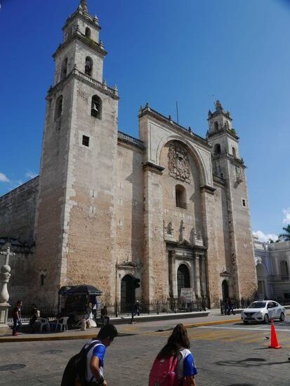 Die wichtigste Kirche Meridas, die Iglesia de Jesus, Steht wie auch die Kirchen in Valladolid und Campeche an einer Seite eines Platzes.
