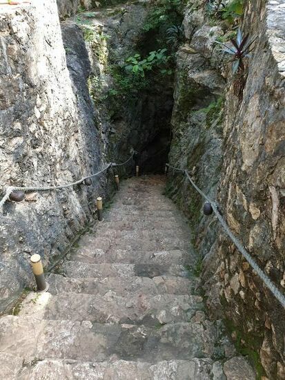 Diesmal in die Unterwelt! Sieht dunkler aus, als es ist. Beleuchtung gibts auch.