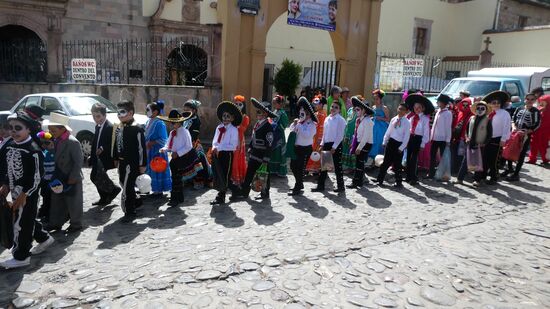 Braves anstehen bei der Süssigkeitenausgabestelle ...