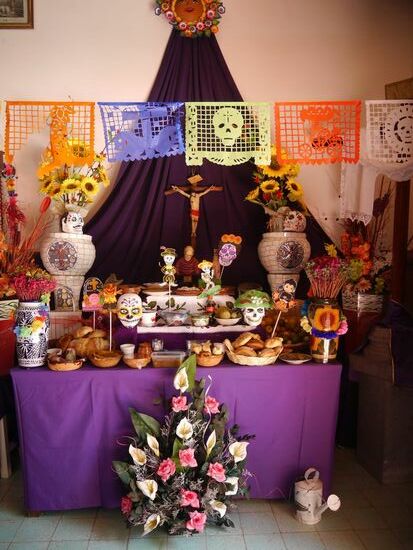 Überall in den Kirchen sind schon die Altäre aufgebaut, die an die Toten erinnern. Manchmal "Sammelstellen" wie hier oder Altäre für einzelne Menschen. Darauf stehen dann meist Fotos der Verstorbenen und Hinweise auf ihre Interessen und ihre Leibspeisen.