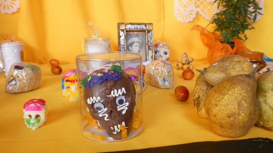 Kleine Totenköpfe aus Zucker, Marzipan oder Schokolade dürfen nicht fehlen.