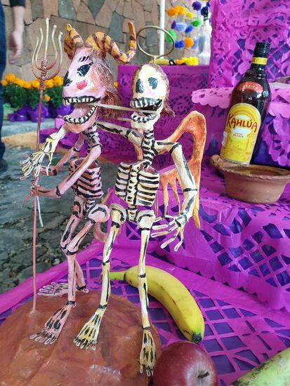 Die lustig-witzigen Figuren von Saulo Moreno, der hier in Tlalpujahua gelebt hat schmücken seinen Altar. Wie lernen seine Tochter Sophie kennen.