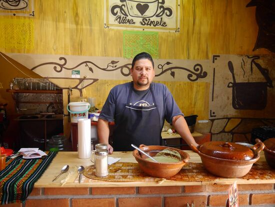 Beim Dia de Muertos wird viel gefeiert, aber auch gegessen und getrunken. Wir bestellen zwei köstliche Tortas con Pollo ... Mjamnang!