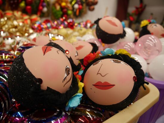 Wir wissen nicht so genau ob es Frida Kahlo sein soll. Sie ist hier auf jeden Fall allgegenwärtig.