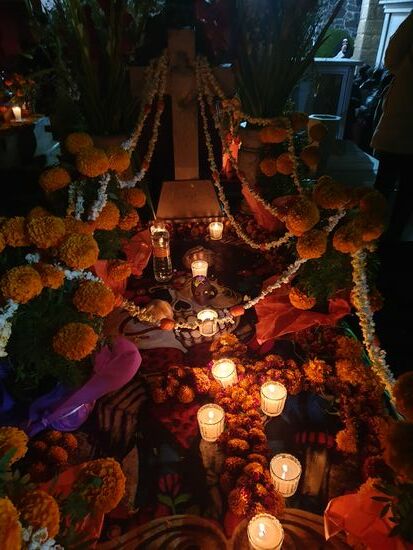Ketten aus Popcorn schmücken die Gräber.