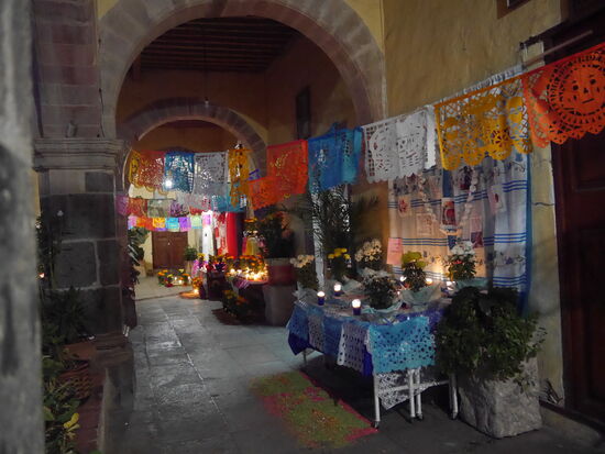 Vor der Veranstaltung neben dem Friedhof wollten wir noch einmal die Altäre im Kreuzgang der Kirche sehen.
