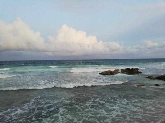 Der Strand mit der roten Fahne (Baden verboten) und den vielen Steinen. Schön leer hier ...
