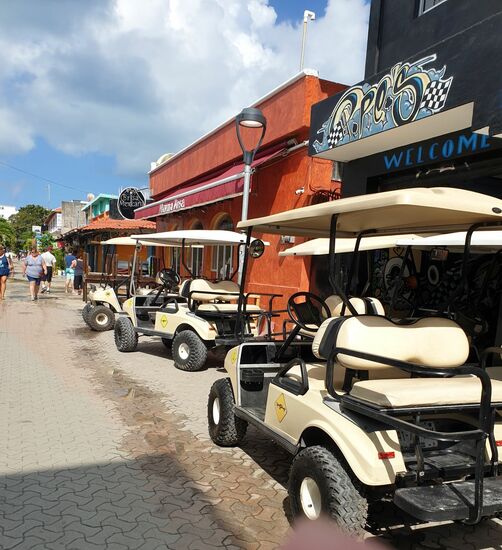 Kleine Touristenmobile kann man leihen um die kurzen Entfernungen zwischen Strand und Hotel zu meistern.
