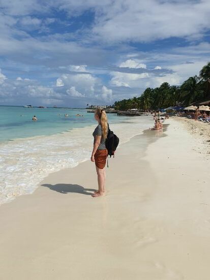 Diese Touristin blieb nur etwa 4 Minuten am Strand. Da wird das nix mit dem braunwerden.