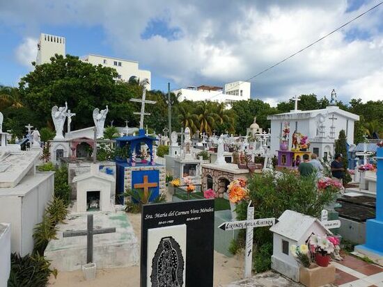 Wo der Friedhof schon mal auf dem Weg liegt ... vom Dia de muertos ist hier nichts zu bemerken.