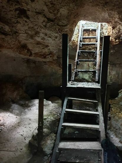 So profan der Eingang aussieht - die Cenote ist heilig.