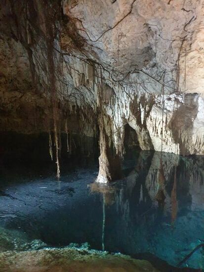 Der Belag auf dem Wasser ist feinster Kalksandstein. Sogar als Peeling geeignet.