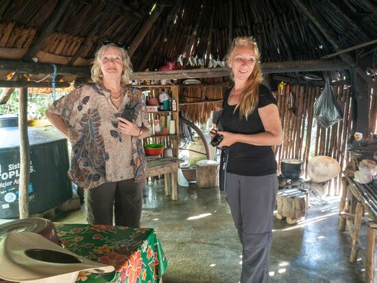 Zuhause bei einer Maya Familie. Die Küche. Links Utensilien, rechts kochen.