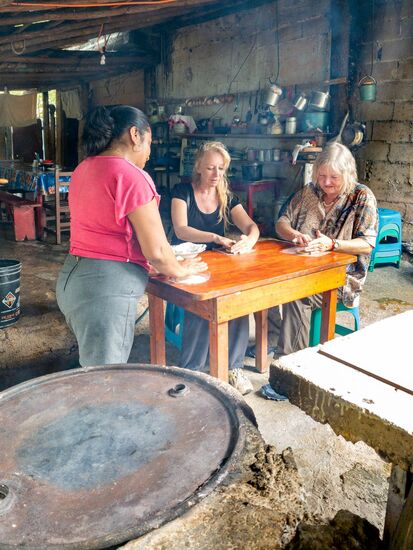 Wer von Euch hat denn schon einmal versucht Tacos zu formen? Ist schwieriger als man denkt .. die von Maritta und Ines waren nicht wirklich gelungen ...