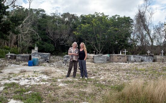 Unterwegs ein Friedhof bei dem wir natürlich kurz anhalten. Bei den Maya wird der "Dia de muertos" nicht gefeiert. Jeder muss mit dem Abschied nehmen alleine fertig werden, einen Totenkult gibt es nicht, wohl aber ein respektvolles Andenken an die Verstorbenen.