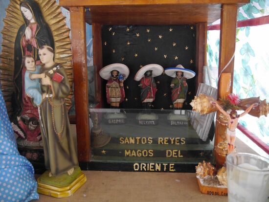 Es gibt jetzt eine Kirche in der Kirche in der regelmässig Gottesdienste gefeiert werden. Besonders schön fanden wir die Heiligen drei Könige a la mexicana!