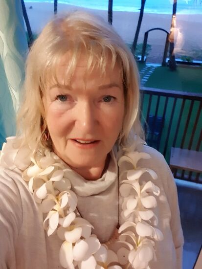 zur Ankunft bekommt man einen Blütenkranz umgelegt