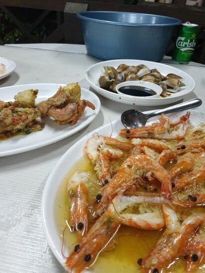 man beachte die Schüssel im Hintergrund...