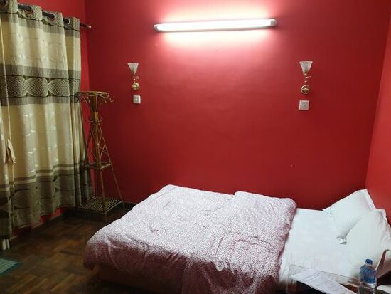 Mein Zimmer ist schon sehr basic, aber zumindest die Dusche ist warm, auch wenn der Wasserdruck eher ein Drückchen ist.