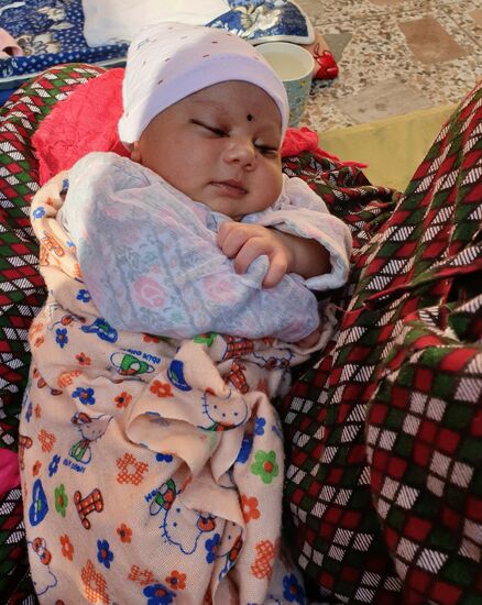 Die Augen des Neugeborenen sind mit Khol umrahmt, angeblich schützt das vor Entzündungen. 
Einen Namen hat das Kerlchen noch nicht, vermutlich erst nach ein paar Wochen, bis sich die Mutter sicher ist, den richtigen Namen gewählt zu haben.