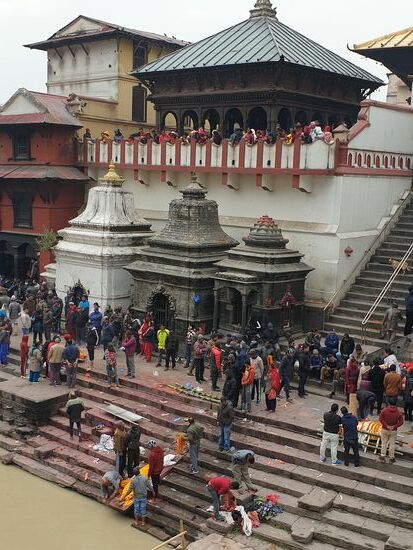 Unten im Bild sieht man die Fußwaschung des Leichnams