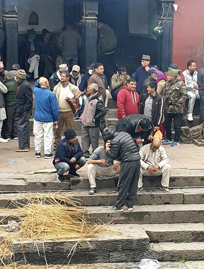 Nach der Verbrennung werden den männlichen nahen Verwandten die Kopfhaare und die Augenbrauen geschoren. Die Hinduregeln sind sehr streng ausgelegt
Wenn die Mutter stirbt, dürfen die Angehörigen über einen gewissen Zeitraum keine Milch trinken, und wenn der Vater stirbt- 1 Jahr lang keinen Joghurt essen.
(Muttermilch und Sperma)