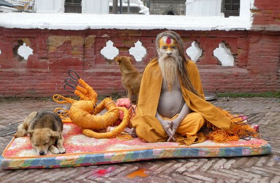 Das sind Sadhus, die heiligen Männer der Hindus. Nur ihnen ist erlaubt, Haschisch zu rauchen, was sie wohl auch intensiv tun. Außerdem werden sie die heiligen Bettler genannt. und unversehens ist man einiges an Geld losgeworden.