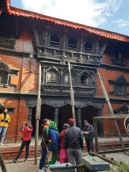 Aus einem der Fenster zeigt sie sich jeweils 5 Minuten pro Tag. Fotografieren strengstens verboten.