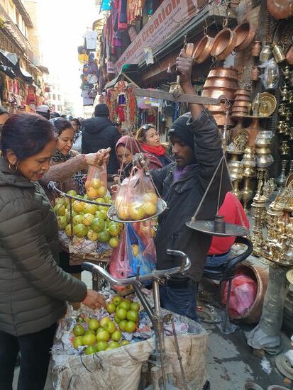 Verkauft wird ebenfalls zwischen Autos, Rollern und Fußgängern