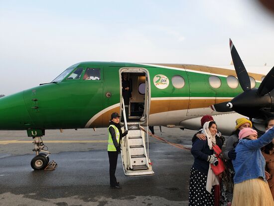 Dann, nach 1 1/2 Stunden warten.
20 Passagiere werden mitgenommen.