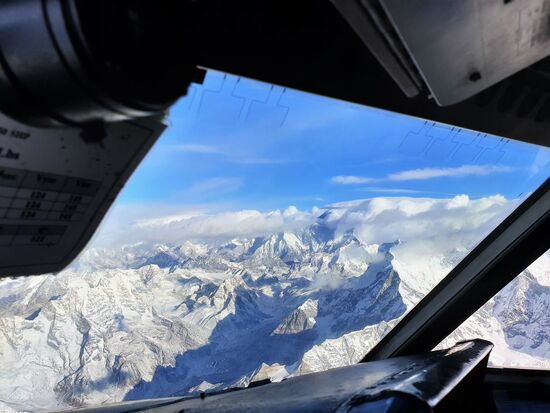 Leider ist die Spitze des Mount Everest in den Wolken verborgen, auf der rechten Seite bei 3 Uhr.