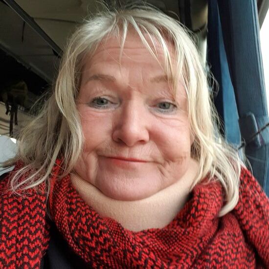 ja- mit Halskrawatte. Seit Sri Lanka habe ich massive Hals und Schulterschmerzen, und war beim Physiotherapeuten in Kathmandu.