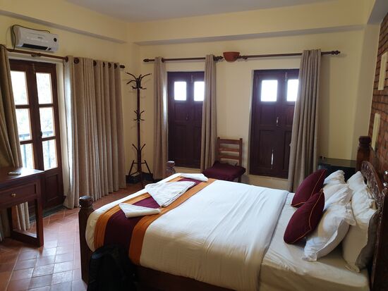 Wegen meinem Nacken habe ich mich in Unkosten gestürzt, und ein teures Hotel - mit HEIZUNG - genommen. Die Klimaanlage hauchte gerade mal die warme Luft bis genau vor die Gardinenstange, die sich direkt vor der Klimaanlage befindet..