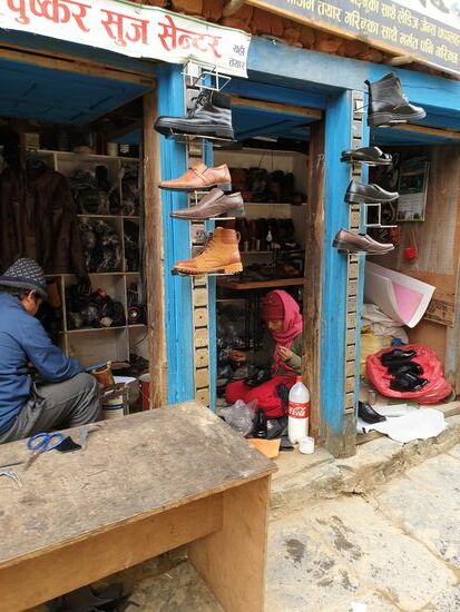 Schuhgeschäft und Schuster gleichzeitig.