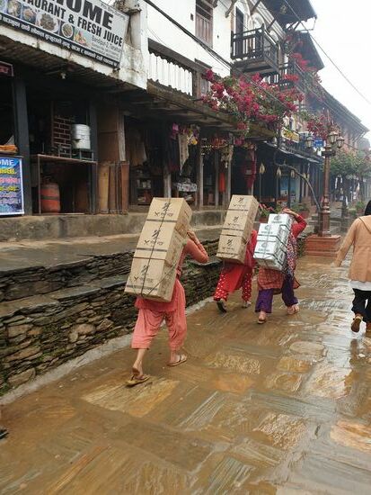 Für die schweren Kisten sind offensichtlich die Frauen zuständig.